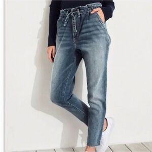 Hollister Ultra High-Rise Mom Jeans | Drawstring Waist | Vintage Wash Sz 27